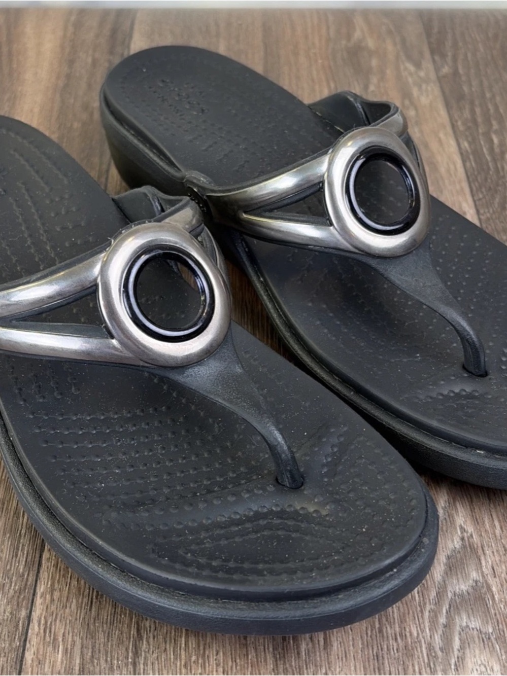 Crocs Sanrah Beveled Circle Wedge Flip Flop Sandal Black Silver Womens 8